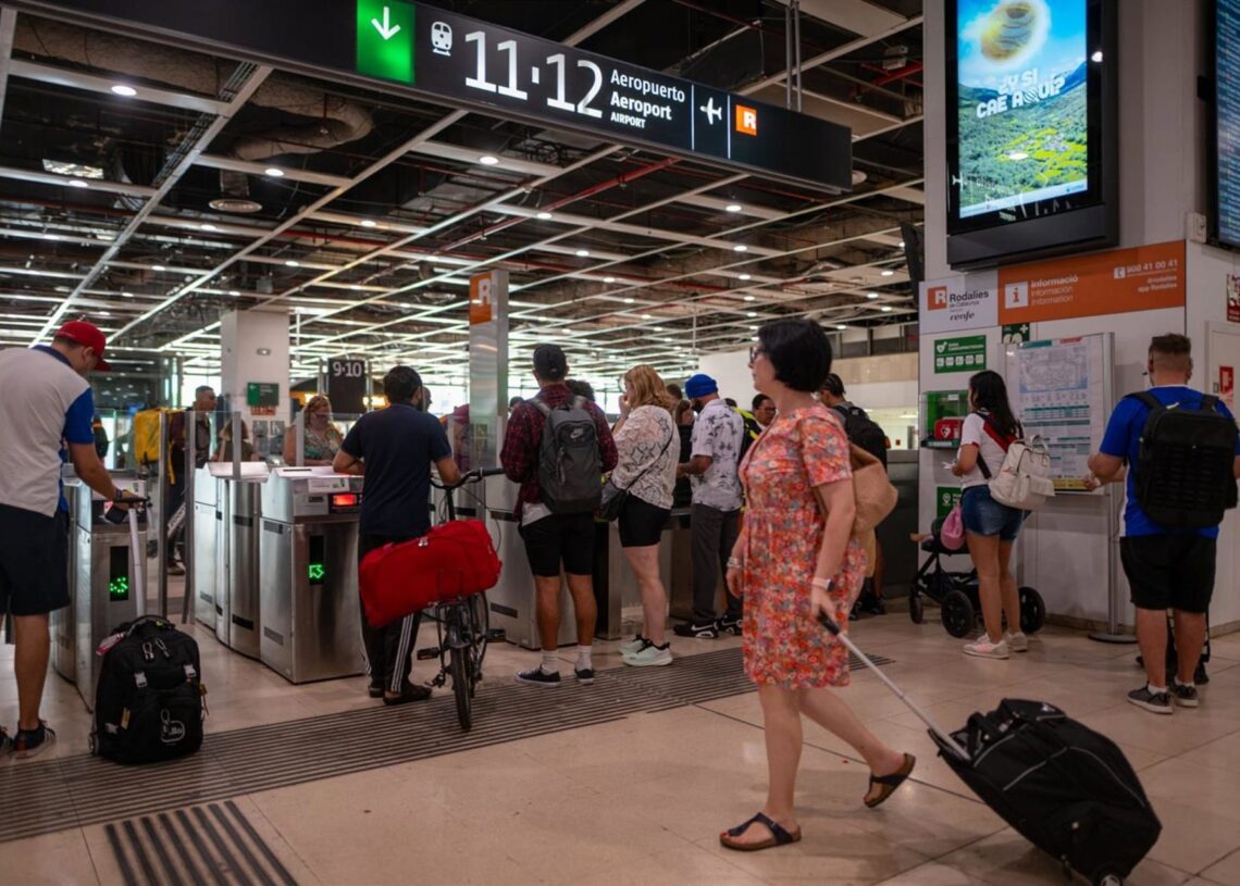 Una mujer con una maleta en la estación de Sants de Barcelona durante el corte de las líneas de Rodalies este lunes.LORENA SOPENA - EUROPA PRESS