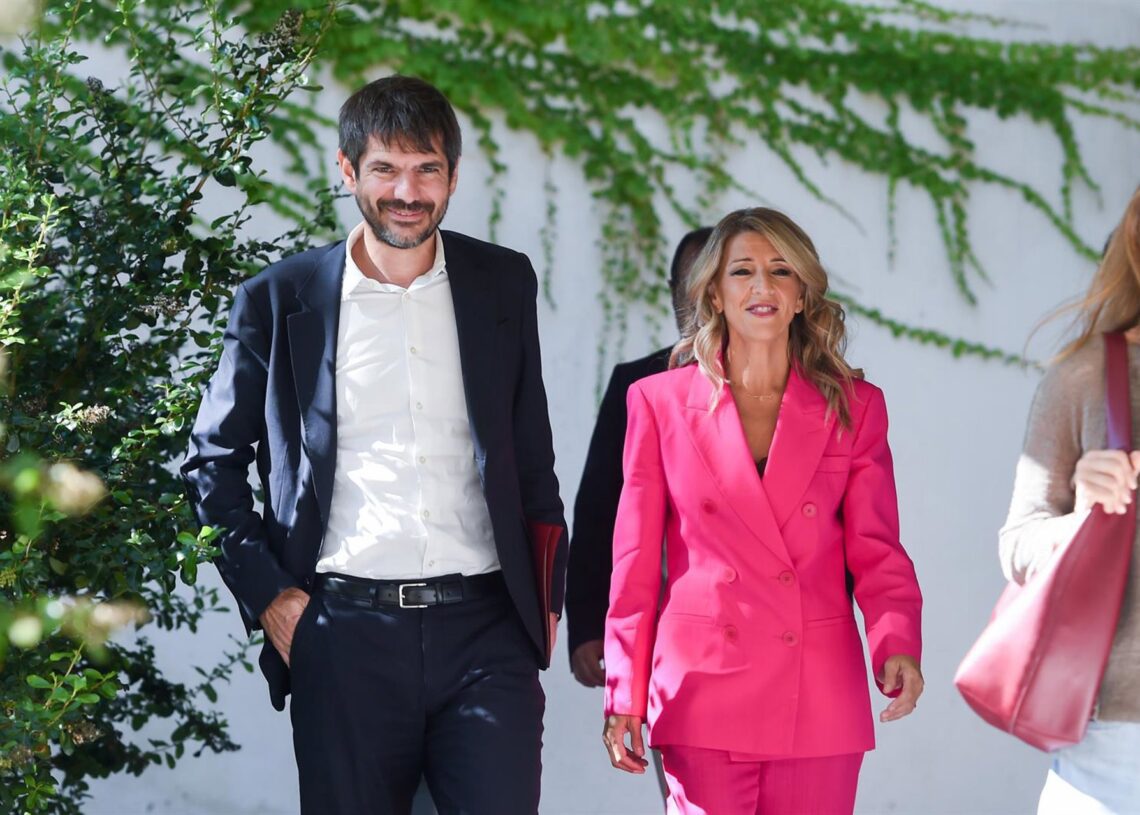 La vicepresidenta segunda y ministra de Trabajo y Economía Social, Yolanda Díaz (d), junto al ministro de Cultura, Ernest Urtasun (i), antes de la presentación de la 'Propuesta por la que se regula la relación laboral de personas artistas, técnicas y auxiGustavo Valiente - Europa Press