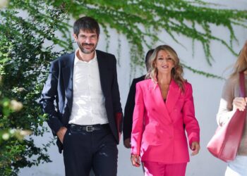 La vicepresidenta segunda y ministra de Trabajo y Economía Social, Yolanda Díaz (d), junto al ministro de Cultura, Ernest Urtasun (i), antes de la presentación de la 'Propuesta por la que se regula la relación laboral de personas artistas, técnicas y auxiGustavo Valiente - Europa Press