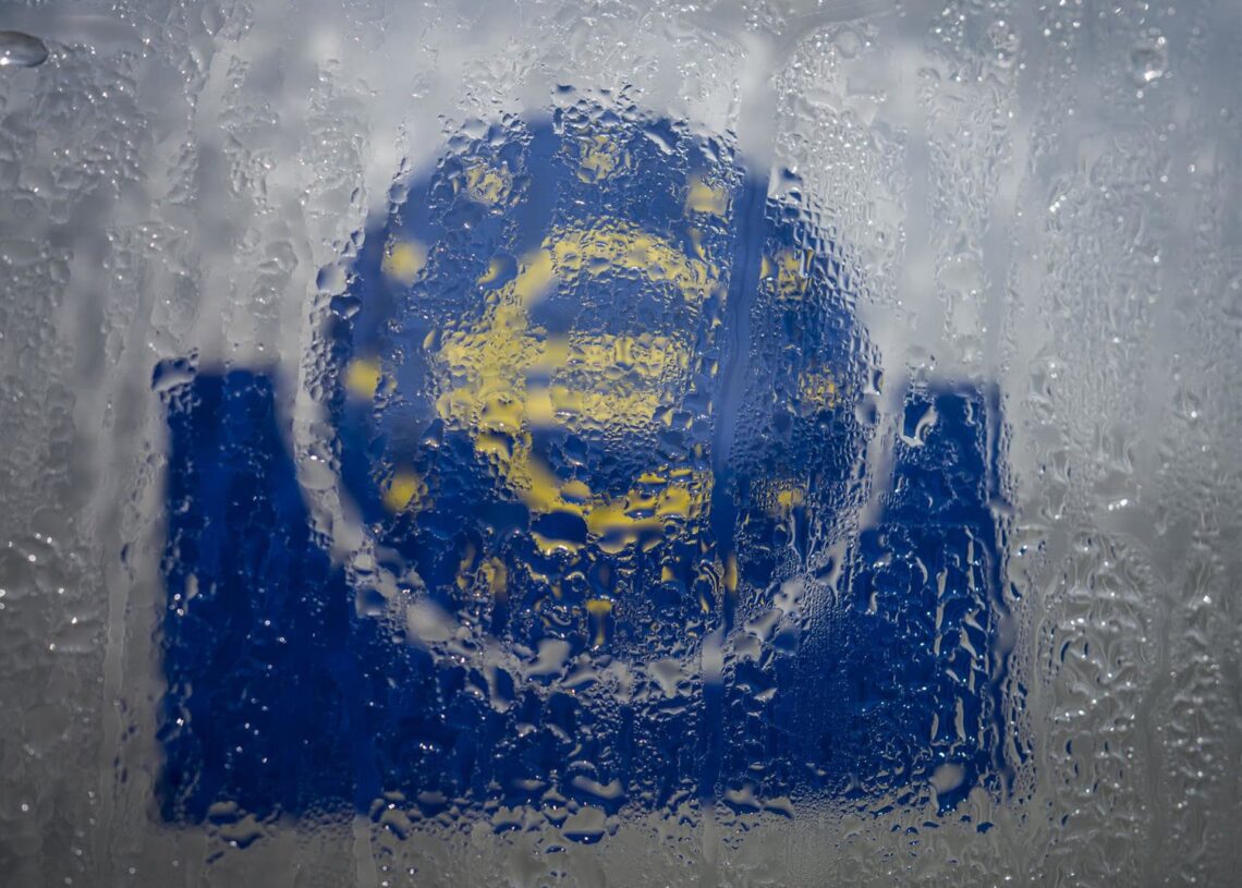 Archivo - FILED - 19 March 2020, Hessen, Frankfurt_Main: Water droplets slide down the glass covering the euro symbol at the south entrance to the headquarters of the European Central Bank (ECB). The global economy will contract 3 per cent this year due tFrank Rumpenhorst/dpa - Archivo