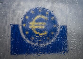 Archivo - FILED - 19 March 2020, Hessen, Frankfurt_Main: Water droplets slide down the glass covering the euro symbol at the south entrance to the headquarters of the European Central Bank (ECB). The global economy will contract 3 per cent this year due tFrank Rumpenhorst/dpa - Archivo