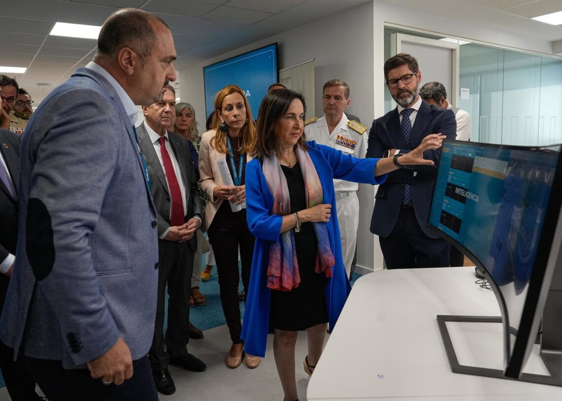 Margarita Robles en las oficinas de Indra en Vigo.ADRIAN IRAGO-EUROPA PRESS