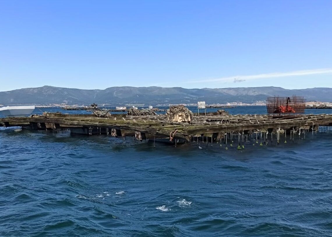 Archivo - Batea de mejillones en A Illa de ArousaEUROPA PRESS - Archivo