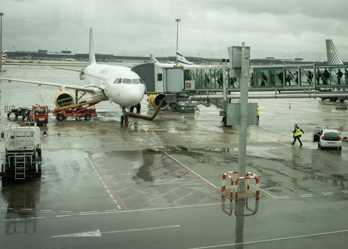 Archivo - Un avión en una pista de aeropuertoDavid Zorrakino - Europa Press - Archivo