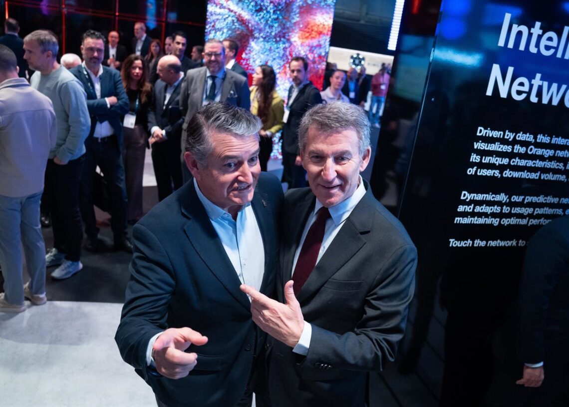 Archivo - El consejero de la Presidencia, Interior, Diálogo Social y Simplificación Administrativa, Antonio Sanz (i), junto al presidente del PP, Alberto Núñez FeijóoDavid Zorraquino - Europa Press - Archivo