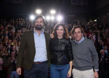 Archivo - El director de comunicación del Partido Popular de Madrid, Rafael Núñez Huesca, la  presidenta de la Comunidad de Madrid, Isabel Díaz Ayuso, y el alcalde de Madrid, José Luis Martínez -Almeida, a 11 de febrero de 2023, en Madrid (España). Jesús Hellín - Europa Press - Archivo
