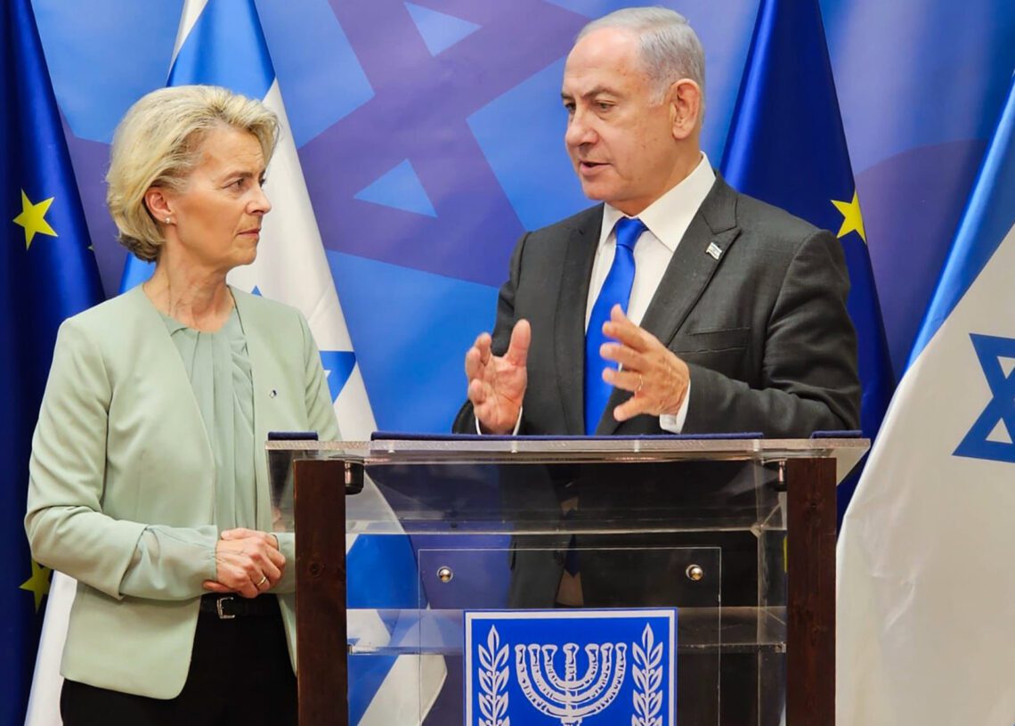 Archivo - La presidenta de la Comisión Europea, Ursula von der Leyen, junto al primer ministro de Israel, Benjamin Netanyahu, en su visita tras los ataques de Hamas en octubre de 2023.-/GPO/dpa - Archivo