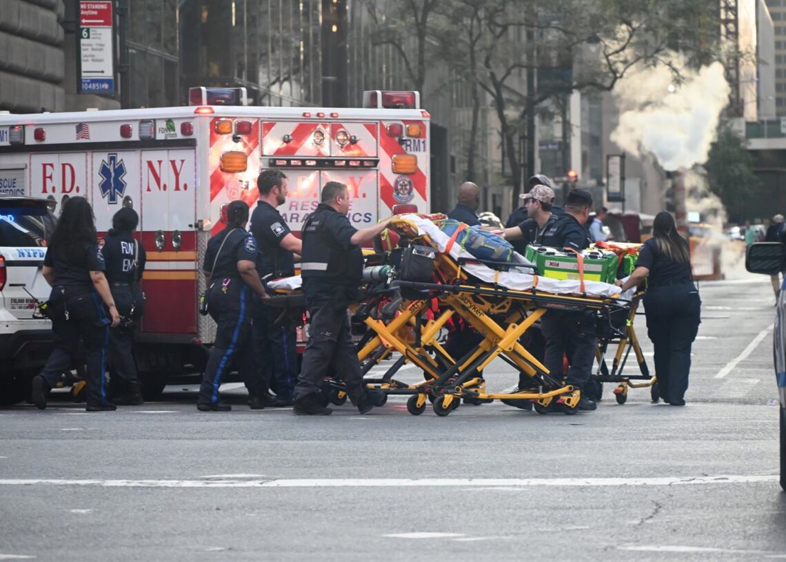 Unidades de Emergencias y de la Policía de Nueva York acuden al número 345 de Park Avenue, donde varias personas han recibido disparos en un tiroteo en Manhattan, Nueva York (Estados Unidos)Europa Press/Contacto/Kyle Mazza