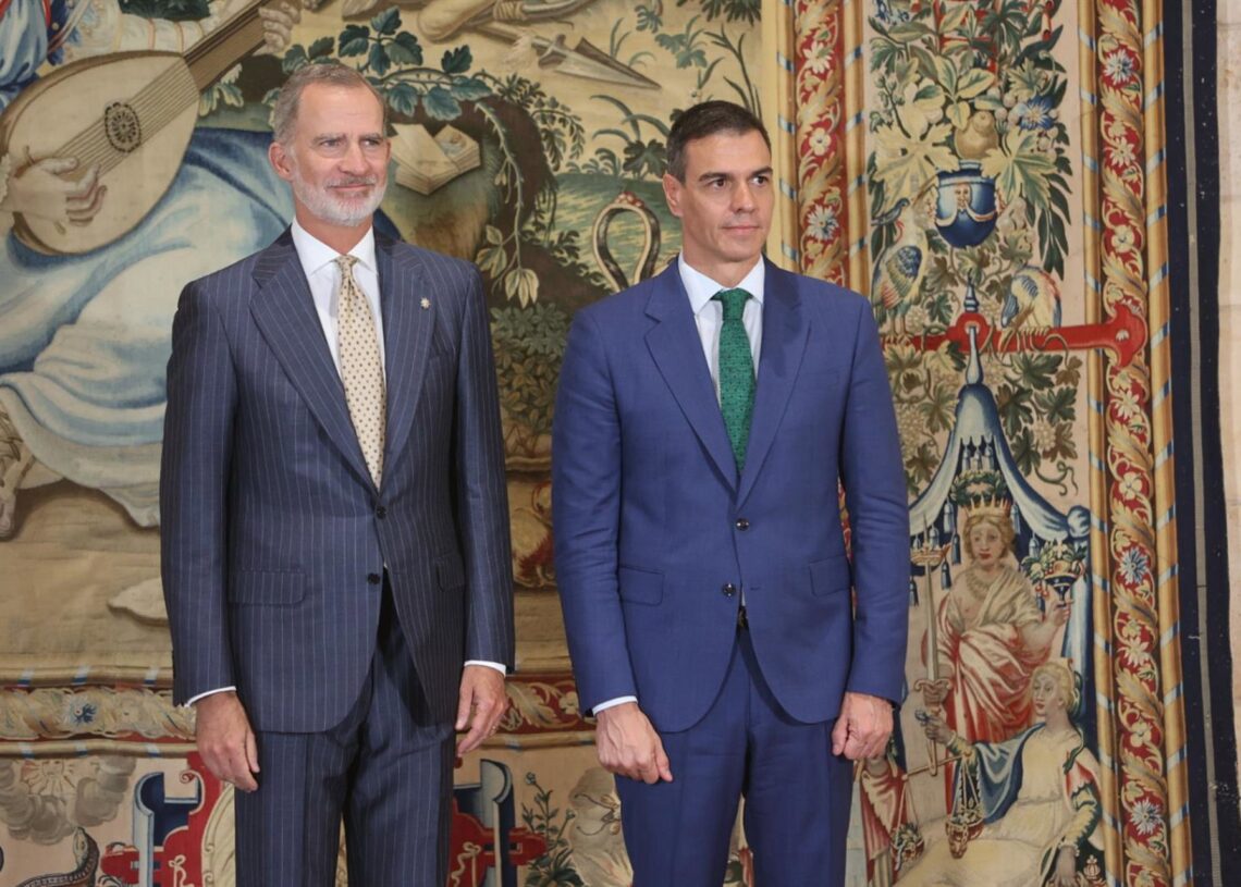 Archivo - El Rey Felipe VI (i) y el presidente del Gobierno, Pedro Sánchez (d), se reúnen en el Palacio de la Almudaina, a 30 de julio de 2024, en Palma de Mallorca, Mallorca, Baleares (España).Isaac Buj - Europa Press - Archivo