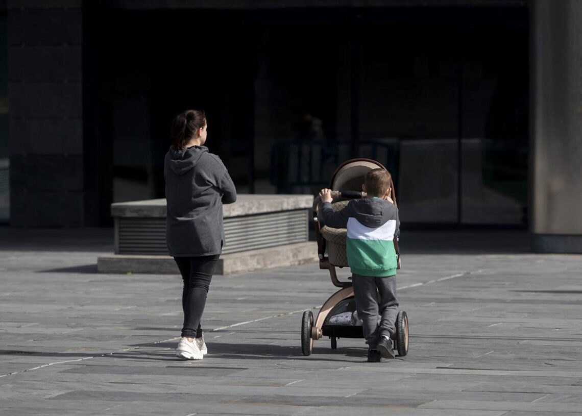 Archivo - Una madre y un niño con un carro de un bebe en el Centro de Recepción, Atención y Derivación (CREADE) de Pozuelo, a 22 de febrero de 2023, en Pozuelo de Alarcón, Madrid (España).ALBERTO ORTEGA / EUROPA PRESS
