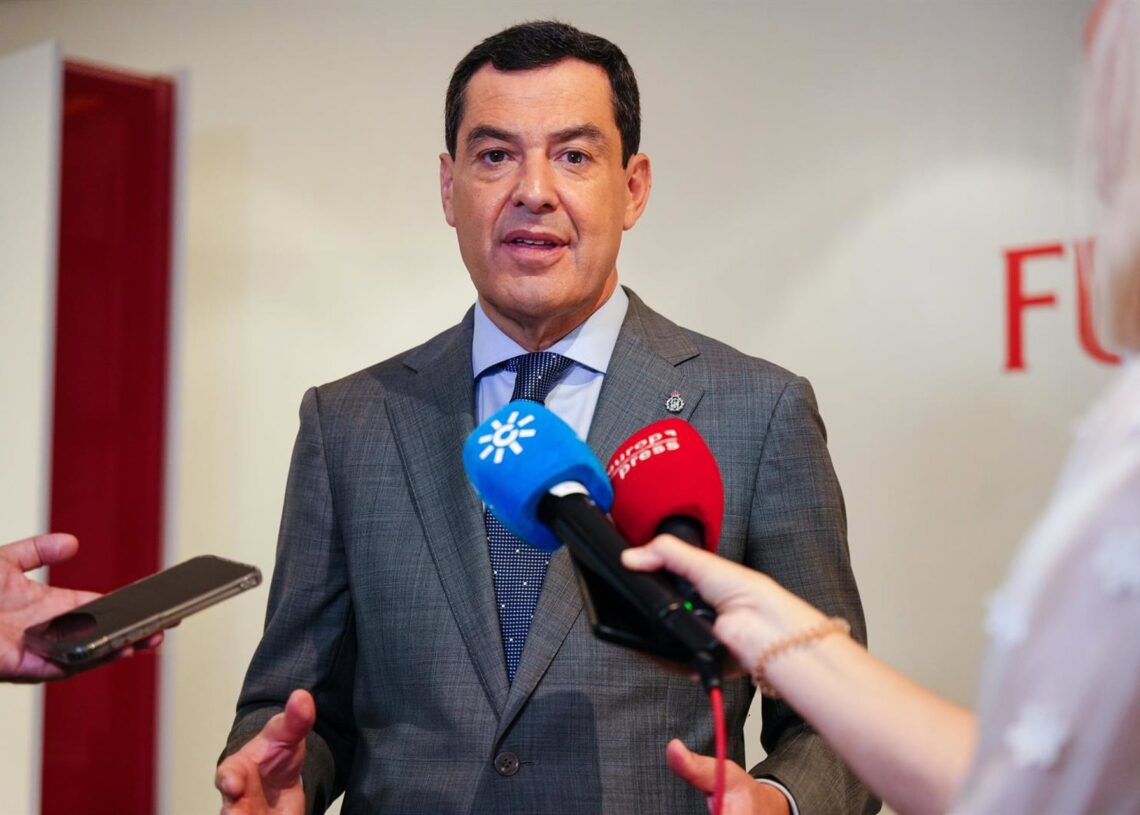 El presidente de la Junta de Andalucía, Juanma Moreno, atiende a los medios tras visitar la sede de Fujitsu en Tokio en la segunda jornada de su viaje oficial a JapónFRANCISCO J.OLMO/EUROPA PRESS