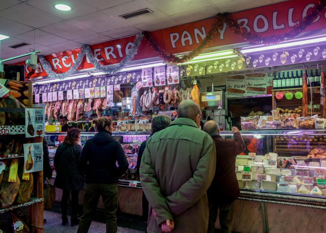 Archivo - Varias personas esperan su turno en la charcutería para realizar sus últimas compras en la tienda de comestibles ‘Los Mares Alimentación’Ricardo Rubio - Europa Press - Archivo