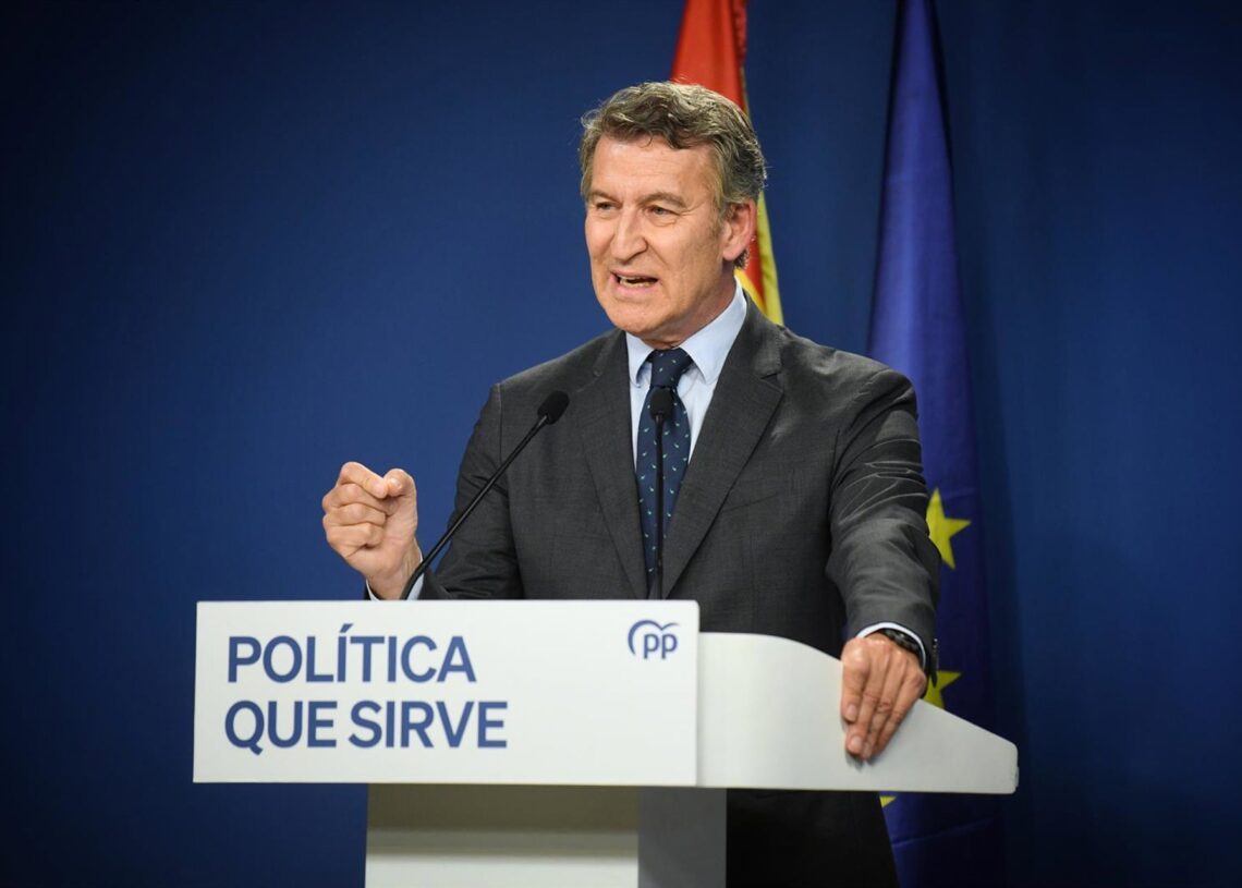 Archivo - El presidente del Partido Popular, Alberto Núñez Feijóo, durante una rueda de prensa, en la sede del PP en Génova, a 12 de junio de 2025, en Madrid (España).Fernando Sánchez - Europa Press - Archivo