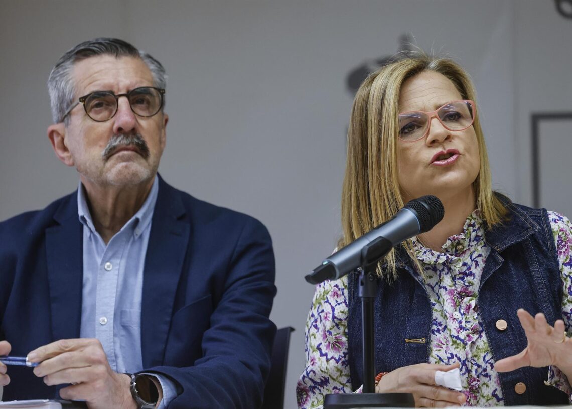Archivo - La delegada del Gobierno en la Comunitat Valenciana, Pilar Bernabé, acompañada por el comisionado del Gobierno para la reconstrucción, José María Ángel.Rober Solsona - Europa Press - Archivo