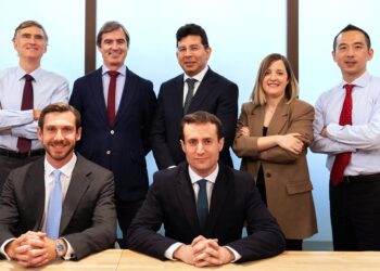 Archivo - Pie de foto: equipo de inversión de Cobas AM. De izquierda a derecha, Francisco García Paramés; Vicente Martín Brogeras; Iván Chvedine Santamaría; Carmen Pérez Baguena; Mingkun Chan; Juan Huerta de Soto Huarte; Juan Cantú Pastor.COBAS AM - Archivo