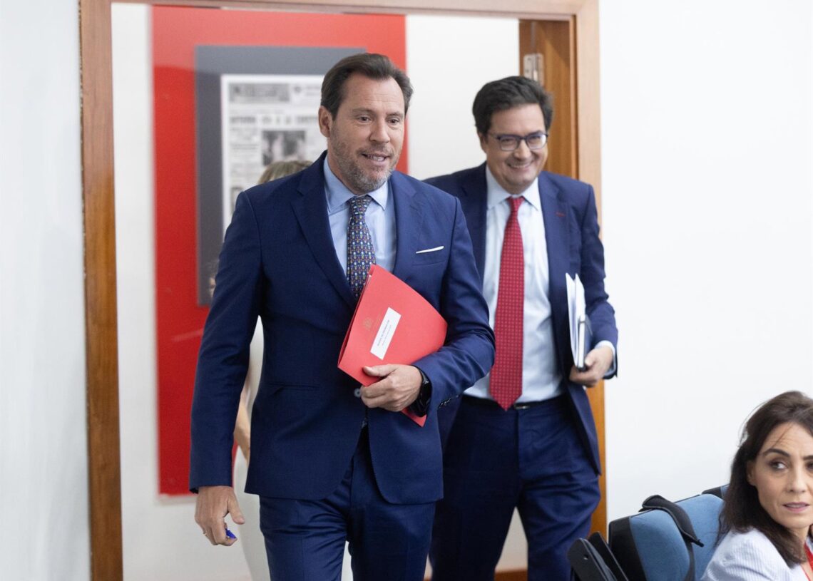 El ministro de Transportes y Movilidad Sostenible, Óscar Puente (i), y el ministro de Transformación Digital y Función Pública, Óscar López (d), a su llegada a una rueda de prensa tras el Consejo de MinistrosEduardo Parra - Europa Press