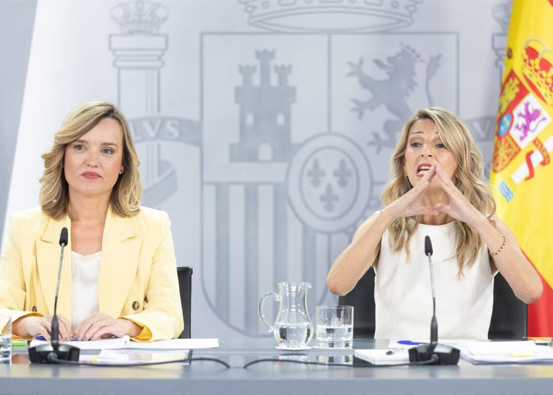 La portavoz del Gobierno, Pilar Alegría  y la vicepresidenta segunda Yolanda Díaz , durante una rueda de prensa tras el Consejo de Ministros.Eduardo Parra - Europa Press
