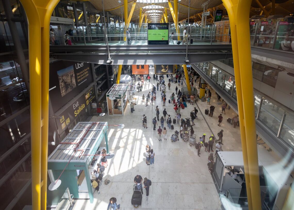 Varias personas con maletas, en la terminal 4 del aeropuerto Adolfo Suárez Madrid-Barajas, a 24 de julio de 2025, en Madrid (España). Eduardo Parra - Europa Press