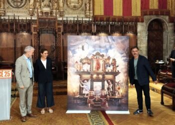 La actriz Emma Vilarasau, el alcalde de Barcelona Jaume Collboni y el artista Lluís Danés junto al cartel de la Mercè 2025 durante su presentación la semana pasadaEUROPA PRESS