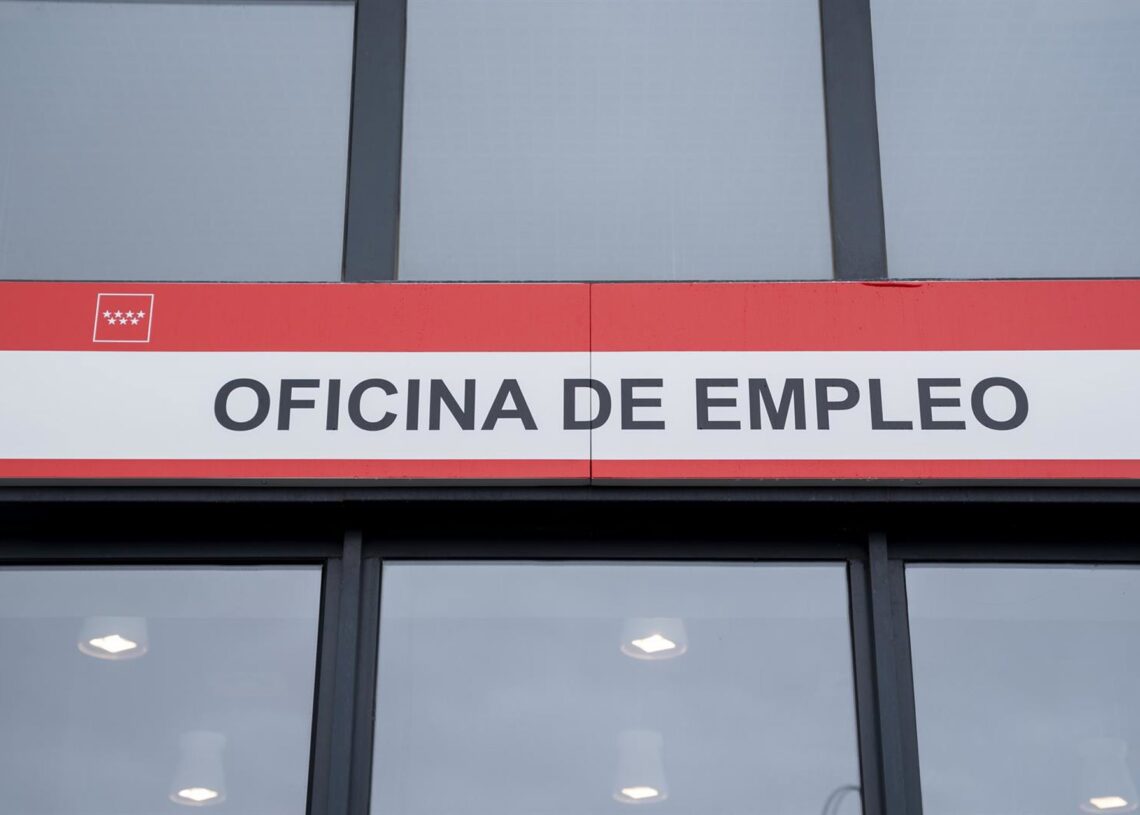 Archivo - Exterior de una oficina de empleo.A. Pérez Meca - Europa Press - Archivo