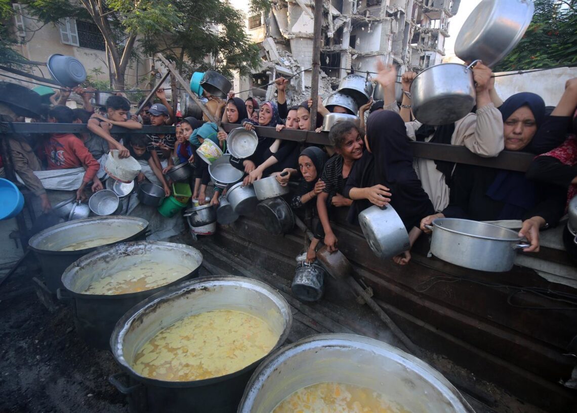 Imagen de archivo de palestinos reunidos a la espera de recibir alimentos en Gaza.Europa Press/Contacto/Omar Ashtawy