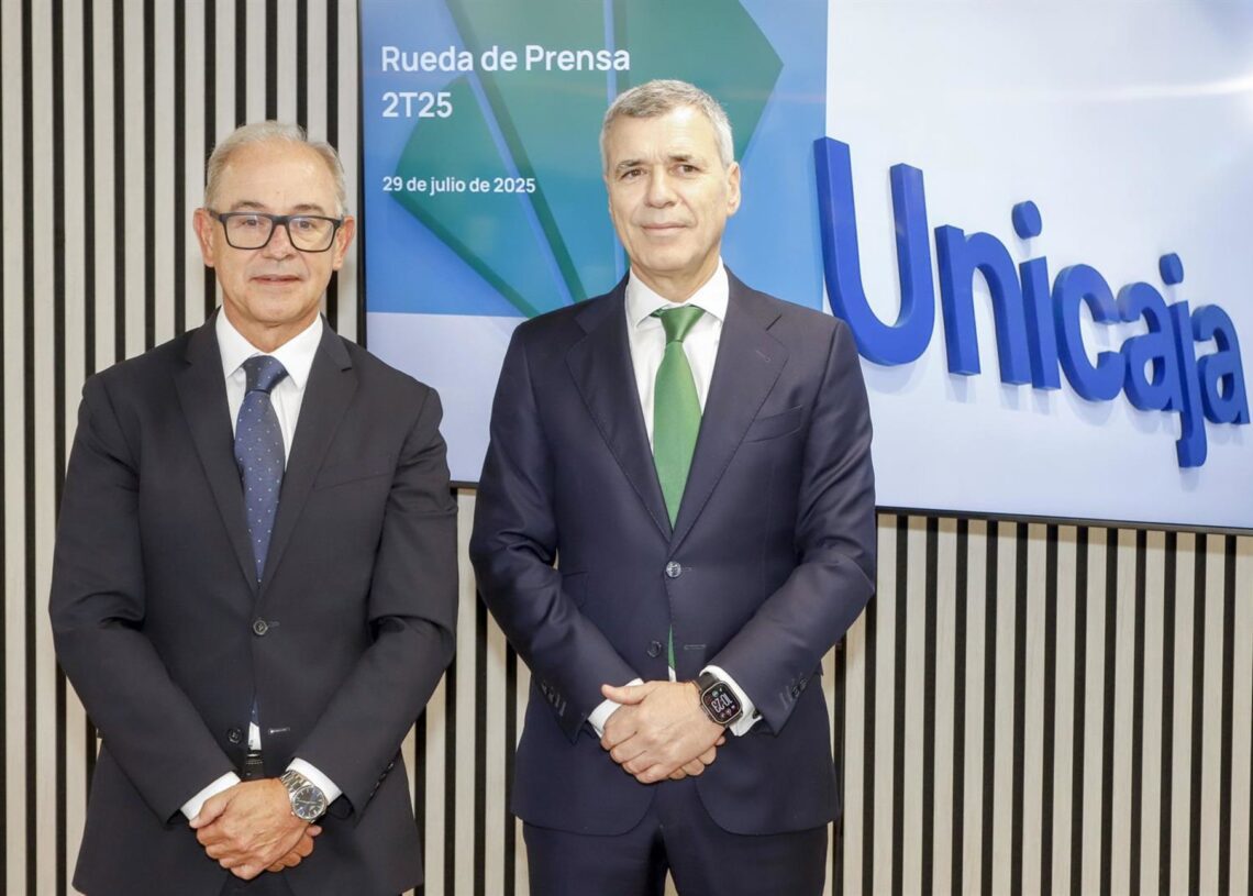 El consejero delegado de Unicaja, Isidro Rubiales (izq), y el director financiero, Pablo González.UNICAJA