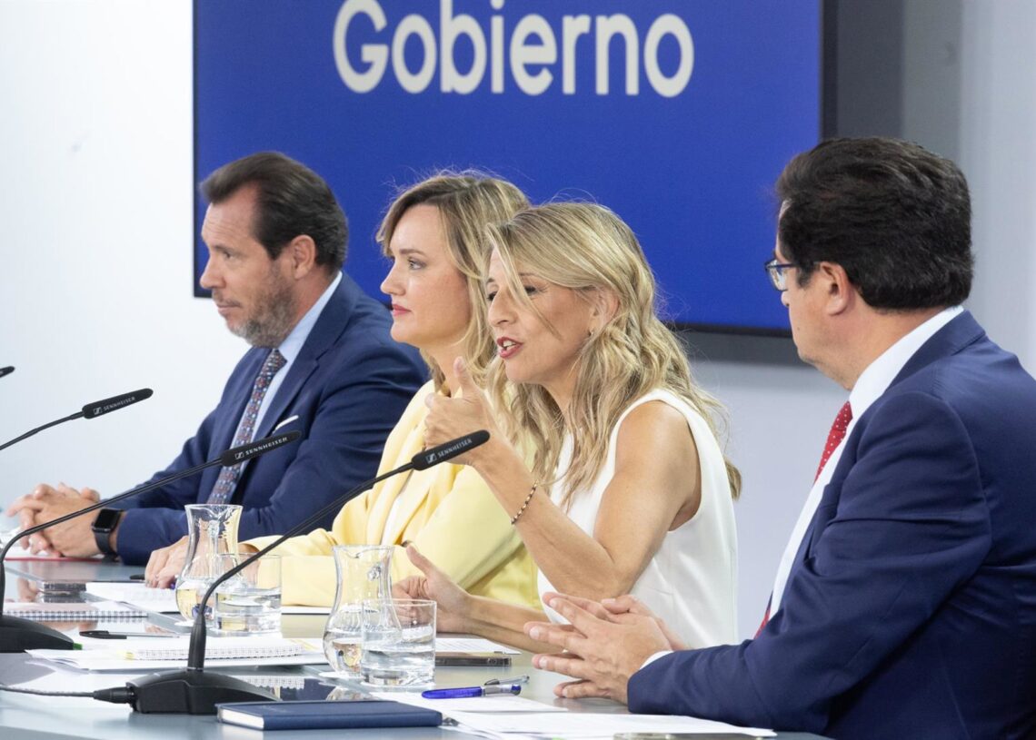 (I-D) El ministro de Transportes y Movilidad Sostenible, Óscar Puente; la ministra de Educación, FP y Deportes, Pilar Alegría; la vicepresidenta segunda y ministra de Trabajo y Economía Social, Yolanda Díaz, y el ministro de Transformación Digital y FunciEduardo Parra - Europa Press