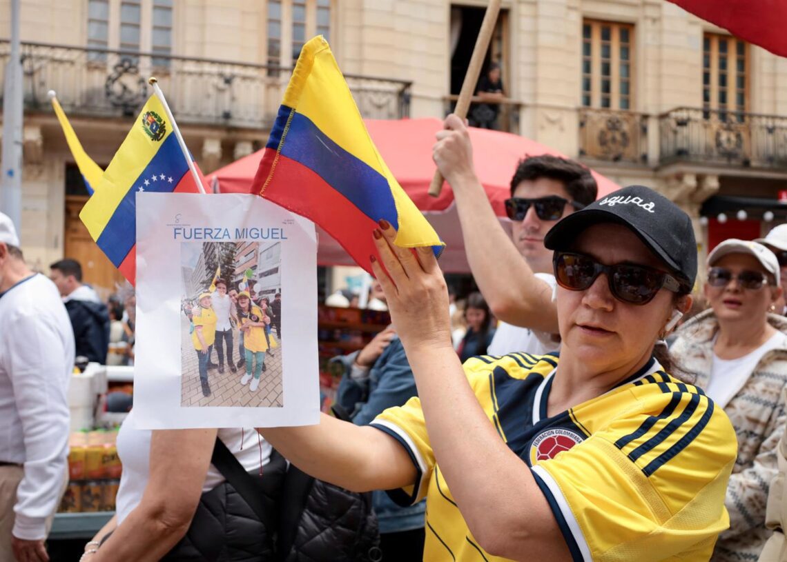 Archivo - Una pancarta en apoyo al senador Miguel UribeEuropa Press/Contacto/Isabella Bobadilla - Archivo