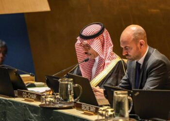 El ministro de Exteriores de Arabia Saudí, Faisal bin Farhan, y su homólogo francés, Jean-Noel Barrot, durante la conferencia sobre dos Estados organizada por Riad y ParísEuropa Press/Contacto/Bianca Otero