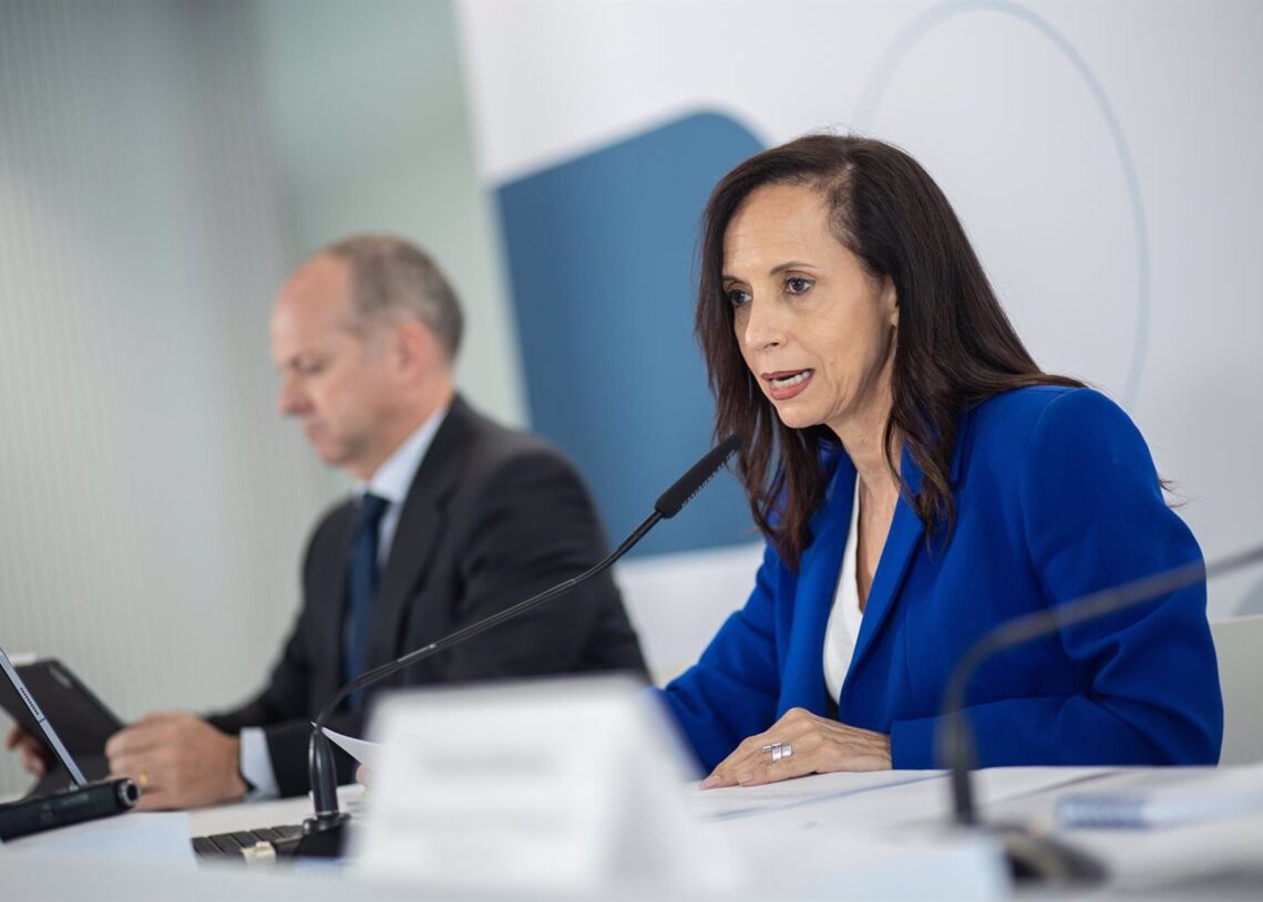 Archivo - La presidenta no ejecutiva de Redeia, Beatriz Corredor; y el CEO de Redeia, Roberto García Merino,Alejandro Martínez Vélez - Europa Press - Archivo