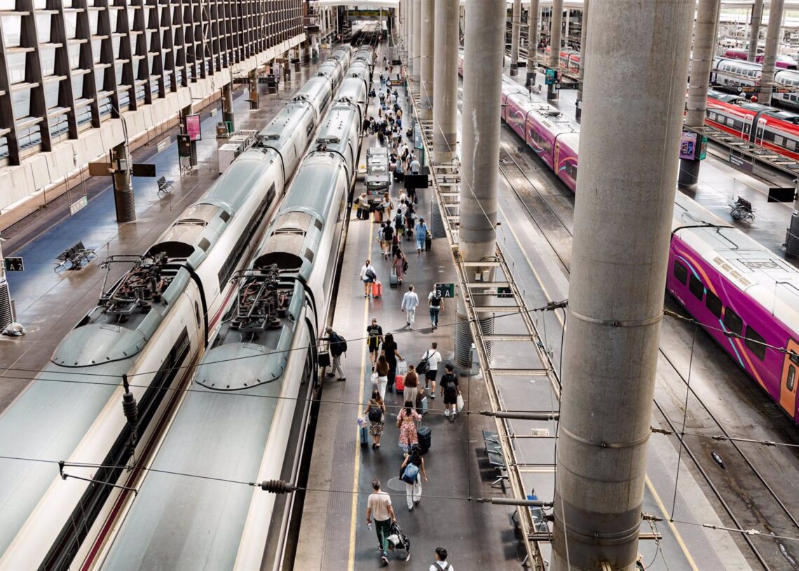Decenas de personas en la estación de trenes Puerta de Atocha-Almudena GrandesCarlos Luján - Europa Press
