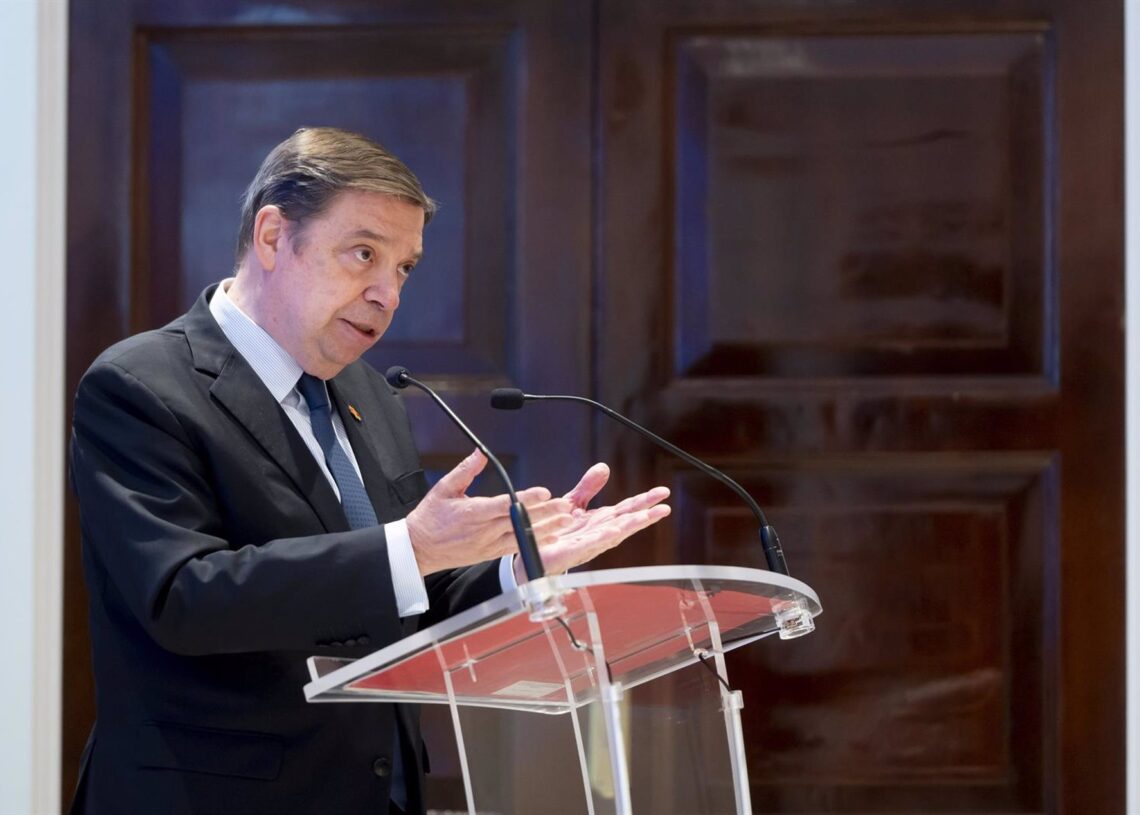 El ministro de Agricultura, Pesca y Alimentación, Luis Planas, clausura el acto de presentación de los convenios suscritos entre el ministerio y distintas organizaciones del sector pesquero para fomentar el consumo de pescado, mariscos y conservas, en el Alberto Ortega - Europa Press