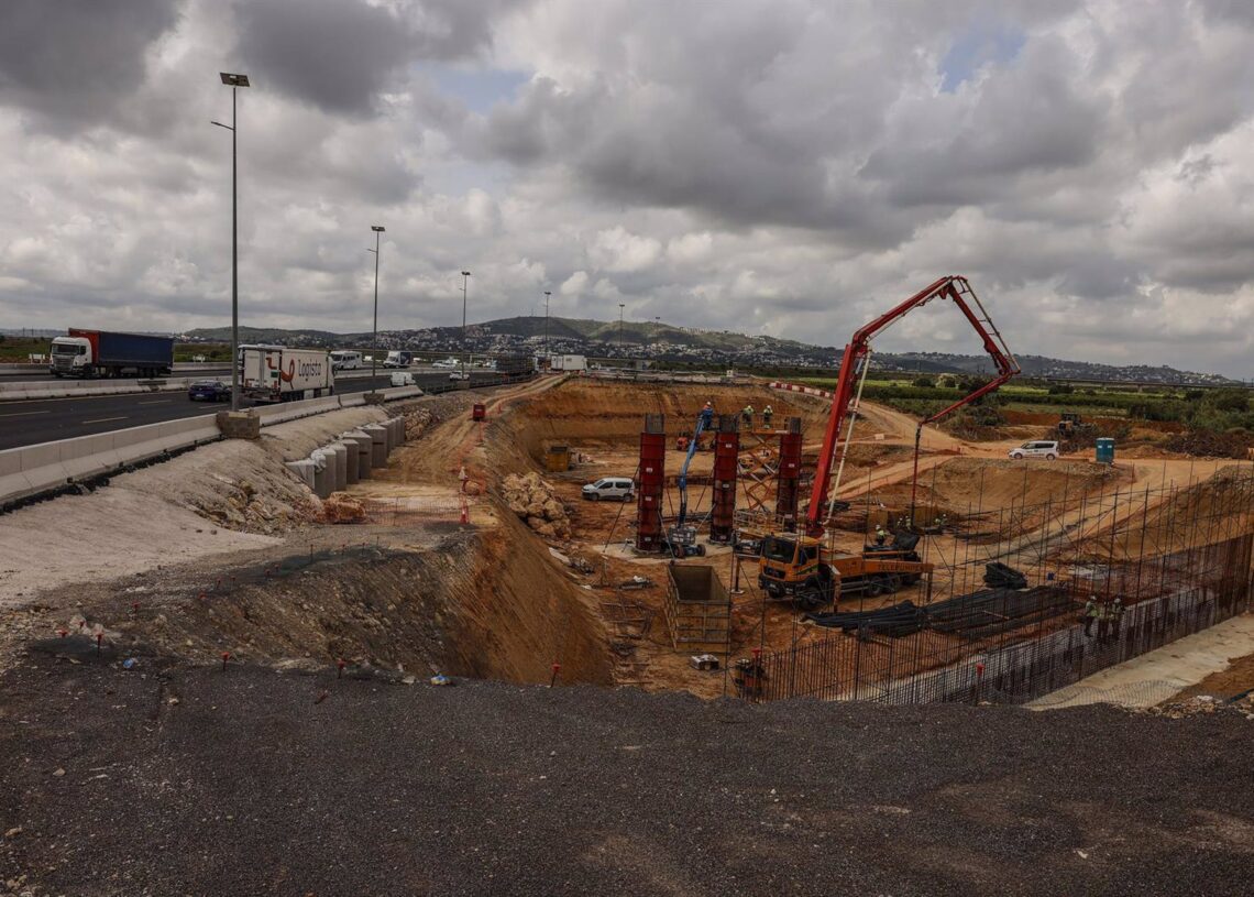 Archivo - Obras de emergencia para la reconstrucción de los puentes de la A-7 sobre el barranco del Poyo, a 30 de abril de 2025Rober Solsona - Europa Press - Archivo