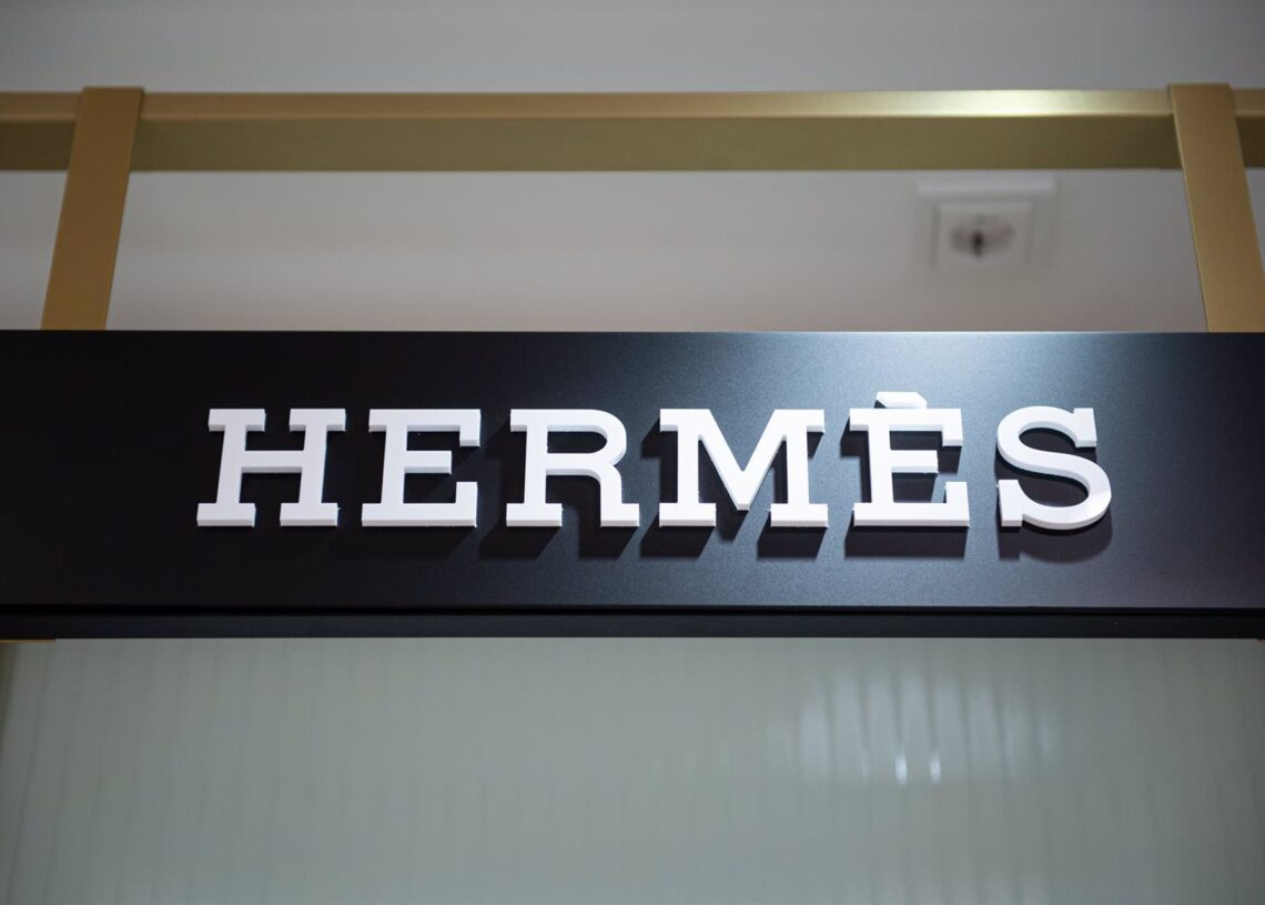 Archivo - FILED - 22 October 2020, Hamburg: The Hermes brand logo, can be seen at a Douglas store on Jungfernstieg. Photo: Daniel Reinhardt/dpaDaniel Reinhardt/dpa - Archivo