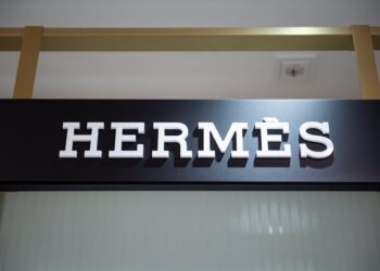 Archivo - FILED - 22 October 2020, Hamburg: The Hermes brand logo, can be seen at a Douglas store on Jungfernstieg. Photo: Daniel Reinhardt/dpaDaniel Reinhardt/dpa - Archivo