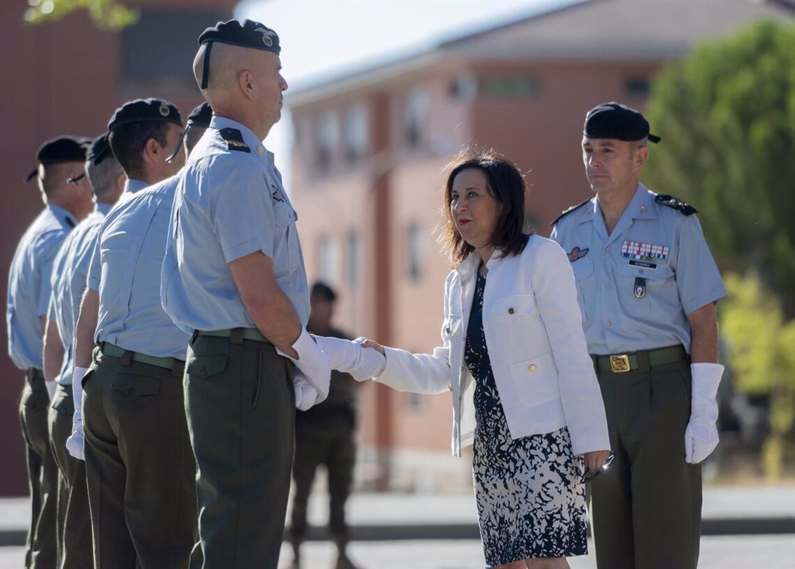 La ministra de Defensa, Margarita Robles, y el General de Brigada Almogáraves, VI de Paracaidistas, Pedro Luis Gutiérrez Alcalá, durante el homenaje a los caídos en honor de los caballeros legionarios paracaidistas fallecidos, en Madrid.Alberto Ortega - Europa Press