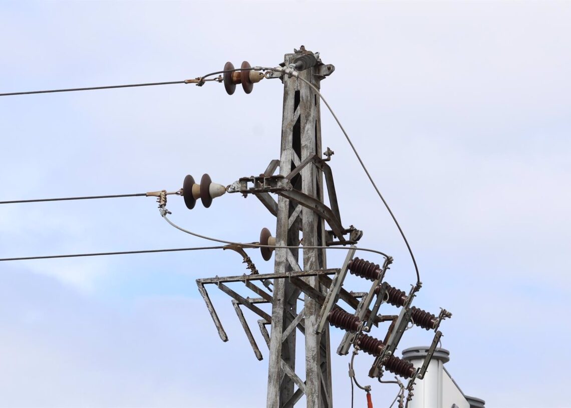 Archivo - Un poste eléctrico, a 14 de marzo de 2025, en Madrid (España). Marta Fernández - Europa Press - Archivo