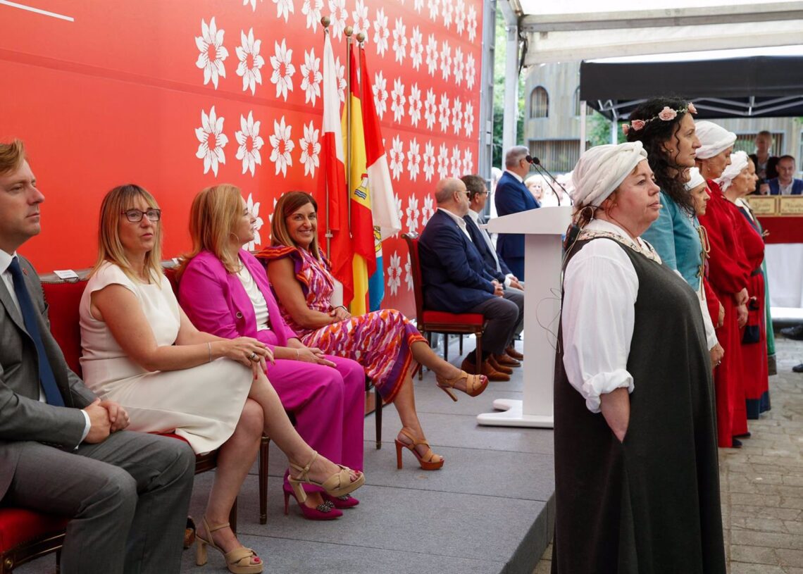 Buruaga, junto a la delegada del Gobierno saliente, en el Día de las InstitucionesGOBIERNO