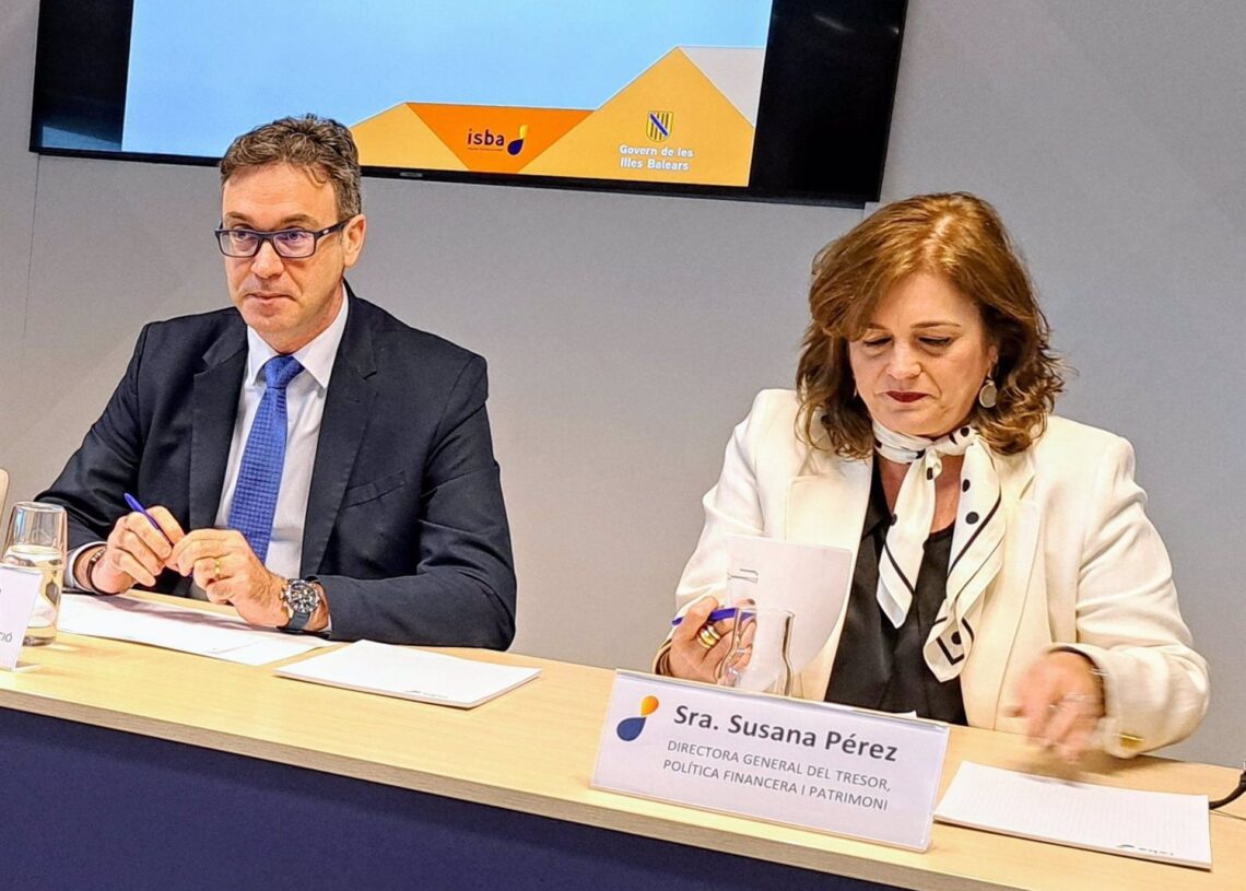 El conseller de Economía, Hacienda e Innovación, Antoni Costa, y la directora general del Tesoro, Política Financiera y Patrimonio, Susana Pérez.CAIB