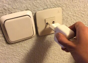 Archivo - Enchufe, enchufes, electricidad, factura, luz, interruptorEUROPA PRESS - Archivo