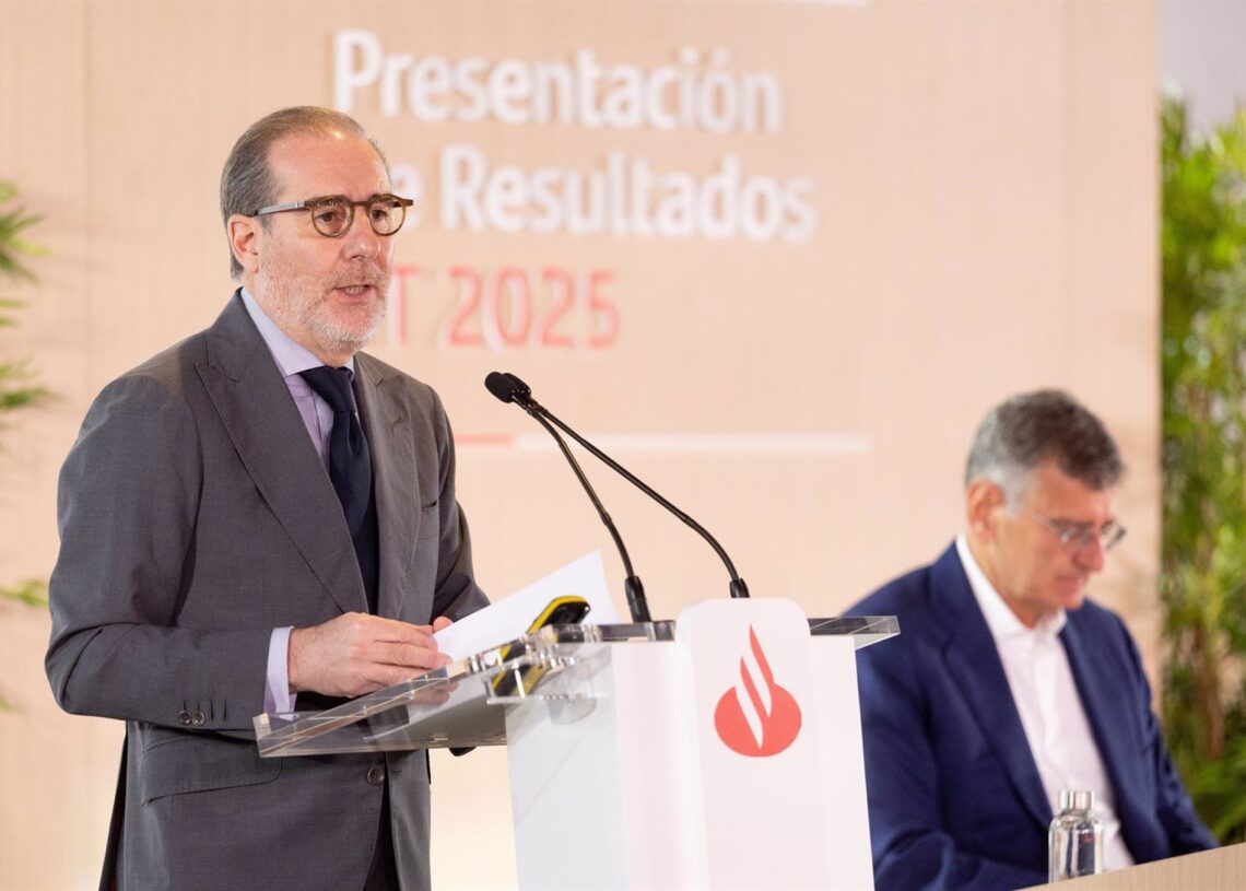 El consejero delegado, Héctor Grisi, durante una rueda de prensa, en la Ciudad del Grupo Santander, a 30 de julio de 2025, en Boadilla del Monte, Madrid (España). Banco Santander obtuvo un beneficio neto atribuido de 6.833 millones de euros entre enero y Eduardo Parra - Europa Press