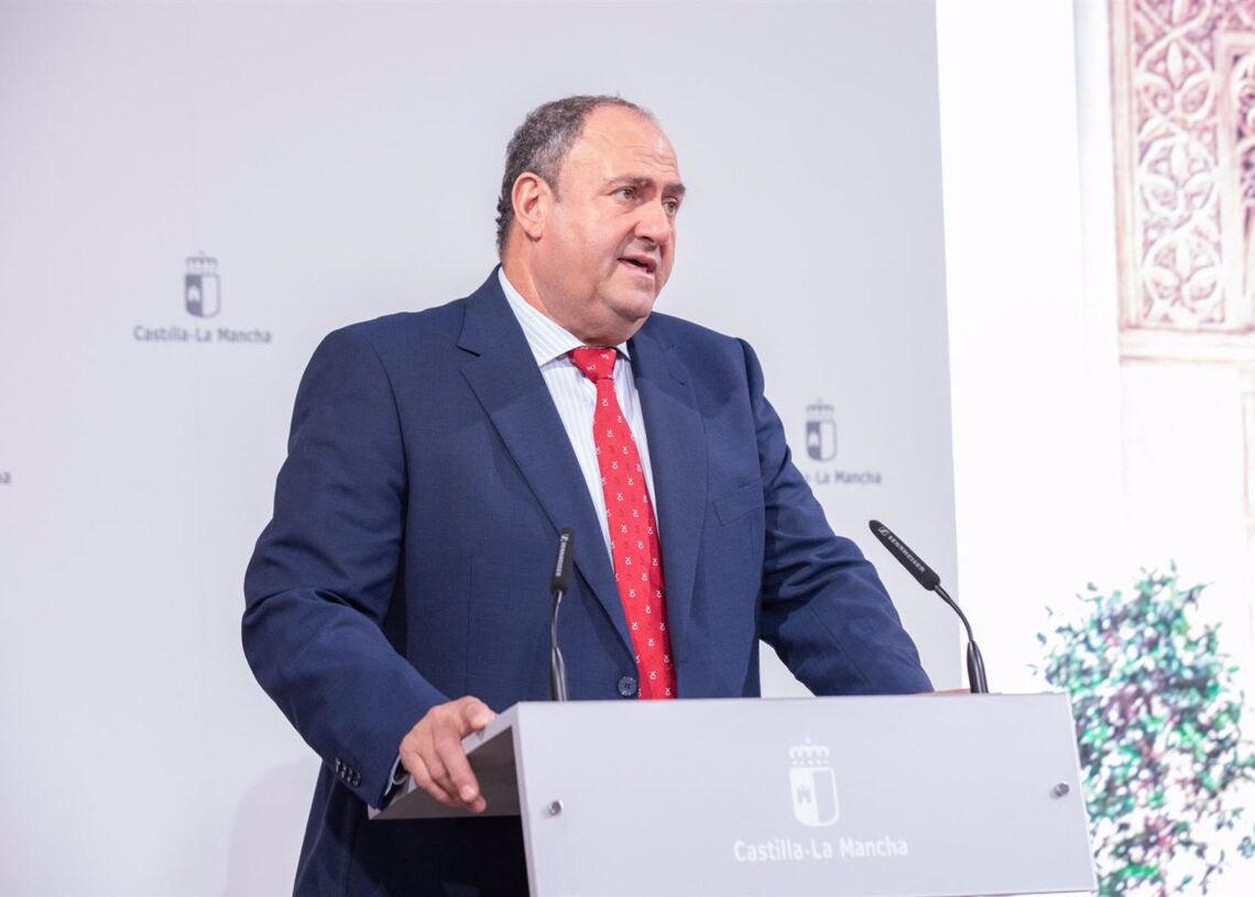 El consejero de Agricultura, Ganadería y Desarrollo Rural, Julián Martínez Lizán.DAVID ESTEBAN GONZALEZ/JCCM