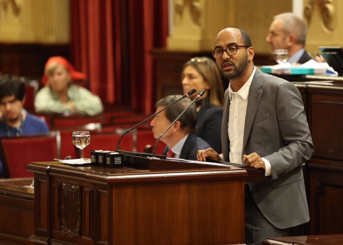 Archivo - El diputado del PSOE Omar Lamin interviene durante un pleno en el Parlament balear. Tomàs Moyà - Europa Press - Archivo