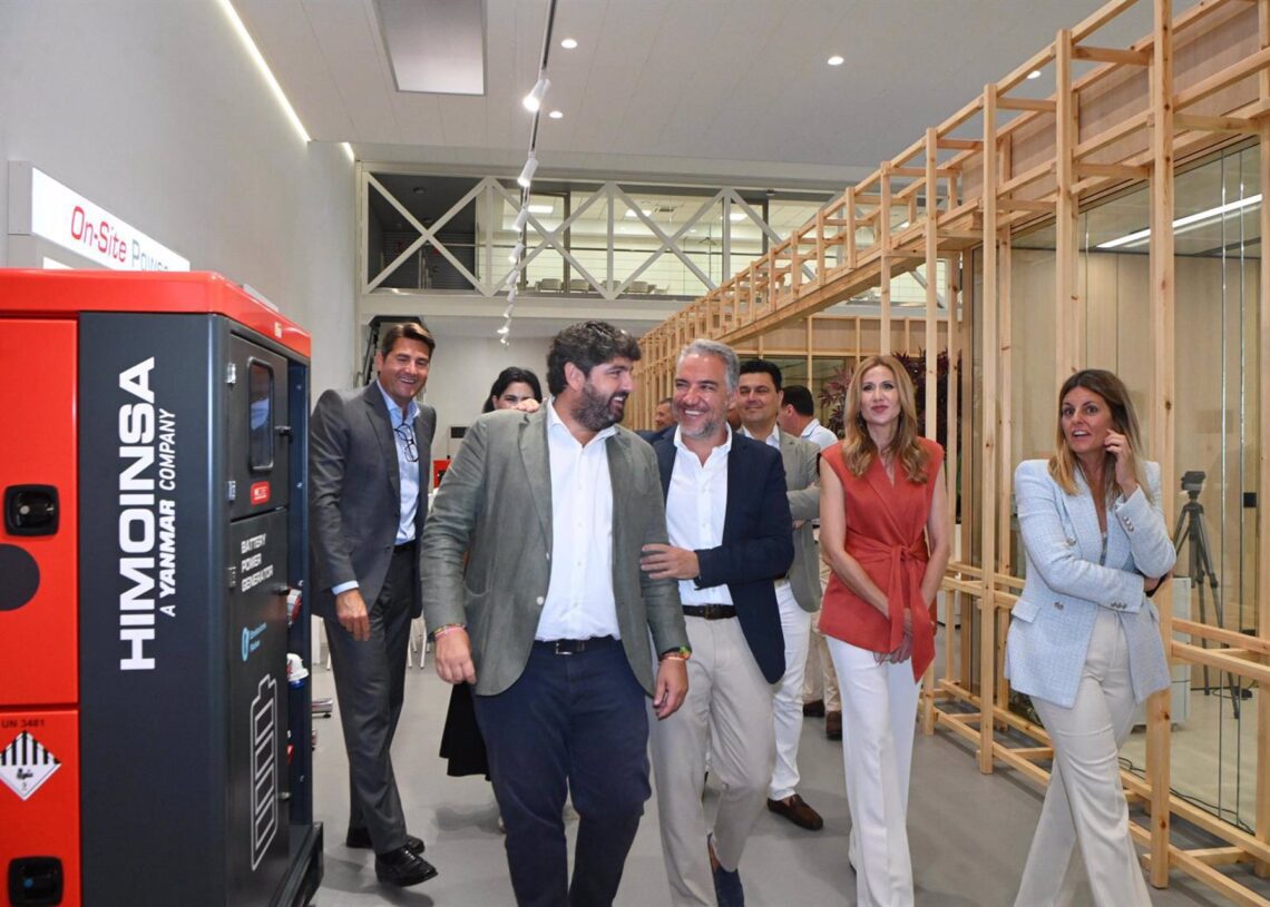 El presidente del PP de la Regió de Murcia,  Fernando López Miras, junto con el el vicesecretario de Política Autonómica, Municipal y Análisis Electoral del PP, Elías Bendodo, en San JavierPP