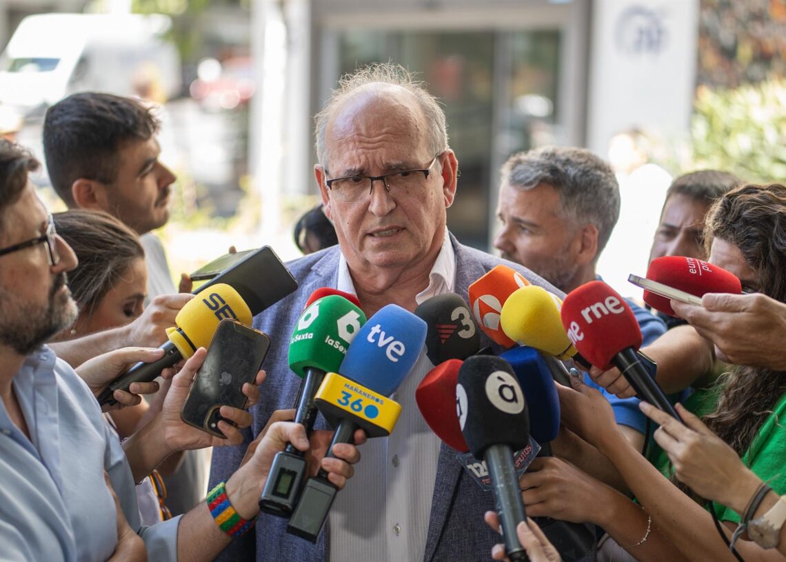 El presidente y cofundador de la Asociación SOS Desaparecidos, Joaquín Amills, durante una reunión con el presidente del PP, Alberto Núñez Fiejóo, en la sede del PP, a 30 de julio de 2025, en Madrid (España). Alejandro Martínez Vélez - Europa Press