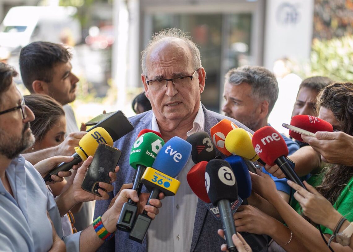 El presidente y cofundador de la Asociación SOS Desaparecidos, Joaquín Amills, durante una reunión con el presidente del PP, Alberto Núñez Fiejóo, en la sede del PP, a 30 de julio de 2025, en Madrid (España). Alejandro Martínez Vélez - Europa Press