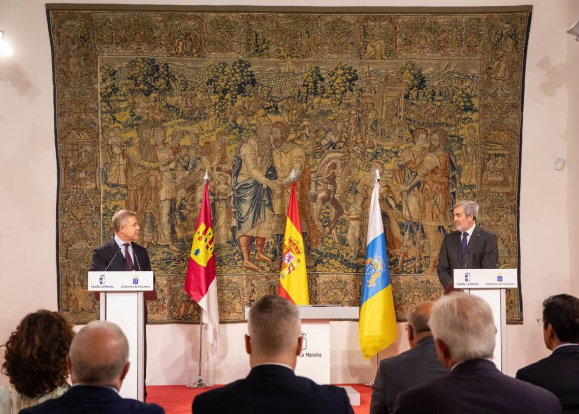 El presidente de Castilla-La Mancha, Emiliano García-Page, y el presidente de las Islas Canarias, Fernando Clavijo, en el Palacio de Fuensalida.JCCM/DAVID ESTEBAN GONZALEZ