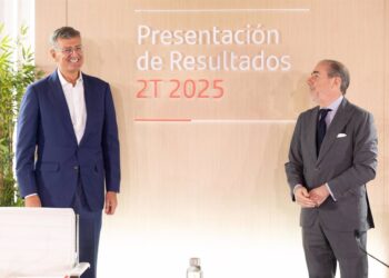 El consejero delegado, Héctor Grisi (d), y el director financiero, José García Cantera (i), durante una ruedas de prensa, en la Ciudad del Grupo Santander, a 30 de julio de 2025, en Boadilla del Monte, Madrid (España). Banco Santander obtuvo un beneficio Eduardo Parra - Europa Press