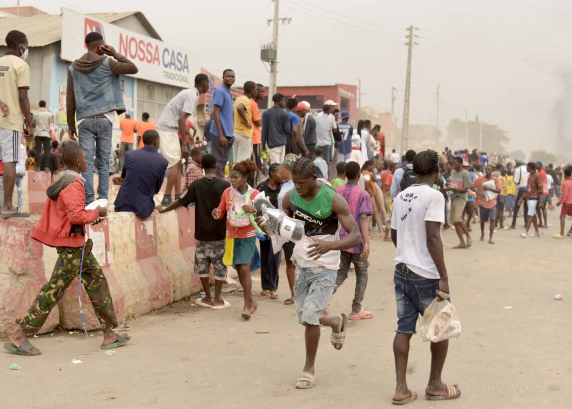 Disturbios provocados por una huelga de taxistas en Luanda (Angola) en protesta por el aumento del precio del combustibleEuropa Press/Contacto/Julio Kikebu