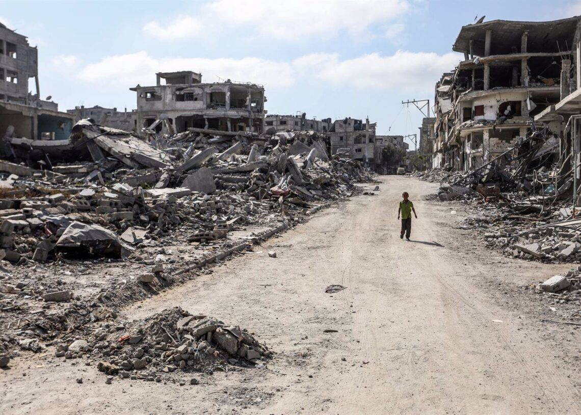 Archivo - Un niño palestino camina entre edificios destruidos por los ataques del Ejército de Israel contra la ciudad de Jan Yunis, en el sur de la Franja de Gaza (archivo)Abed Rahim Khatib/dpa - Archivo